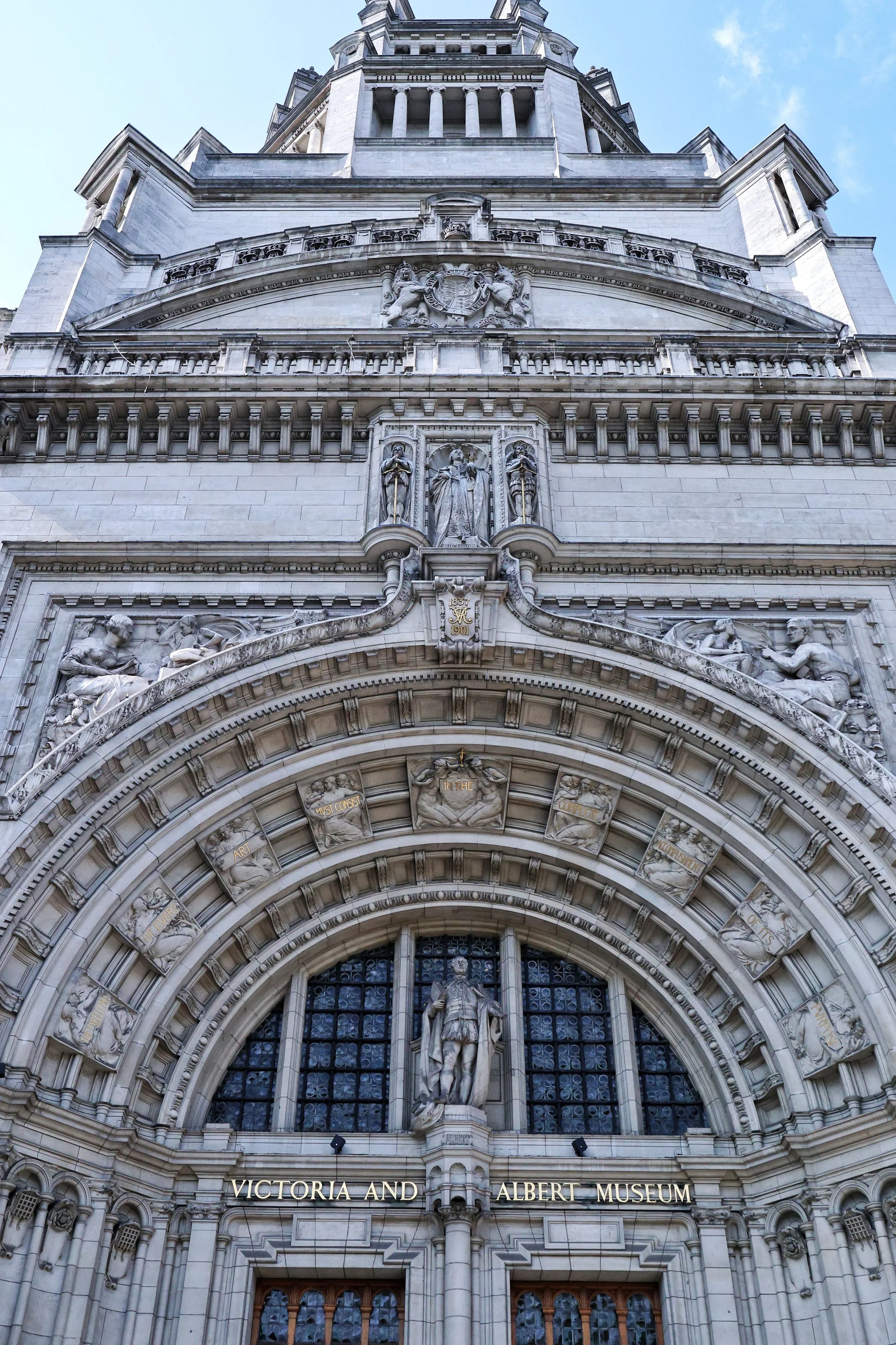 victoria-and-albert-museum-jewelry-history-tour.webp