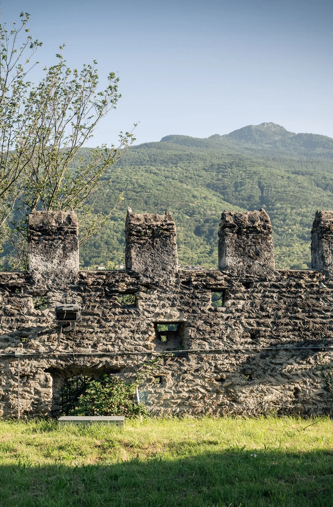 Muro di pietra esterno del Castello dell'Antica Osteria Feudo San Giorio.