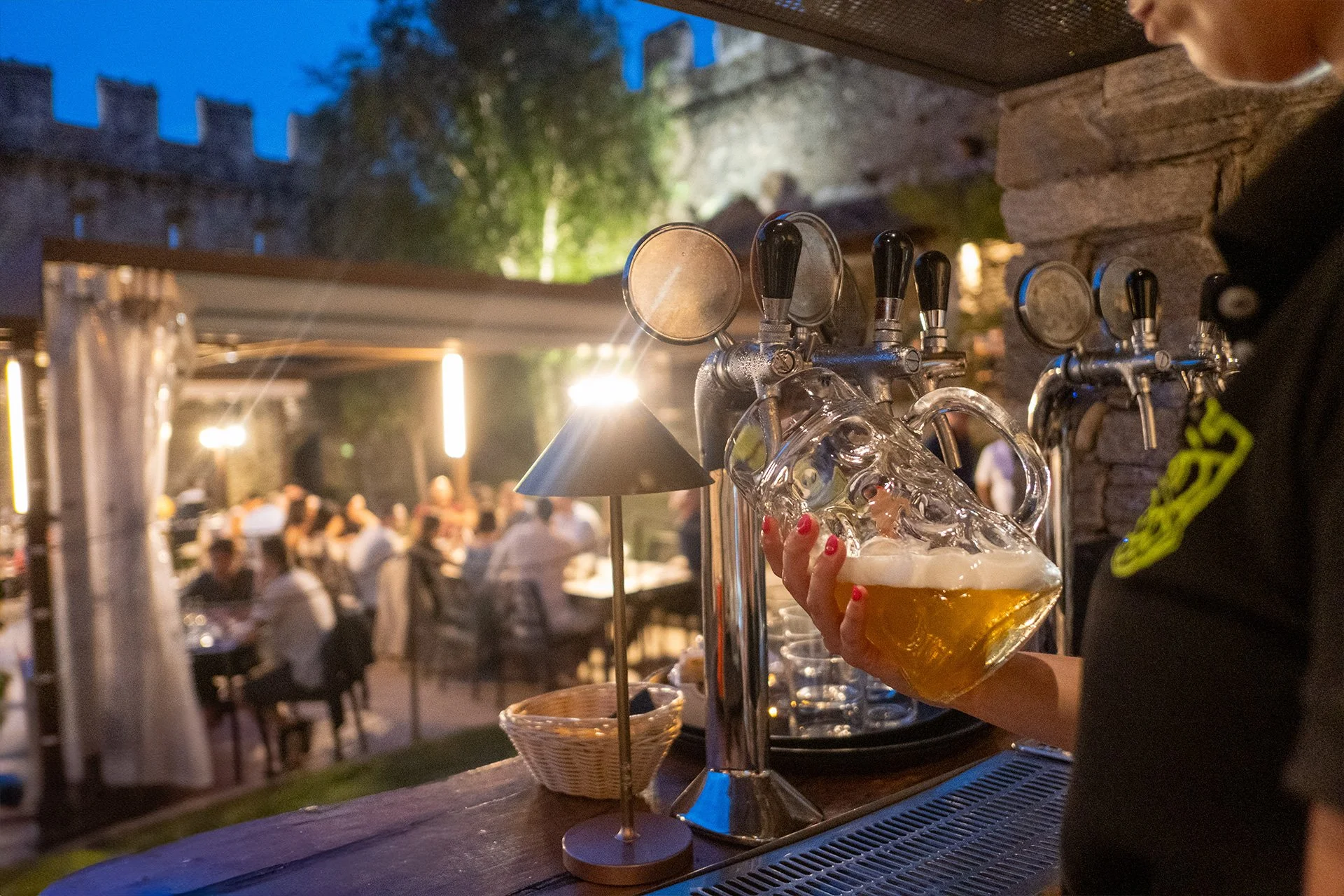 Cena all'aperto all'Antica Osteria Feudo San Giorio.