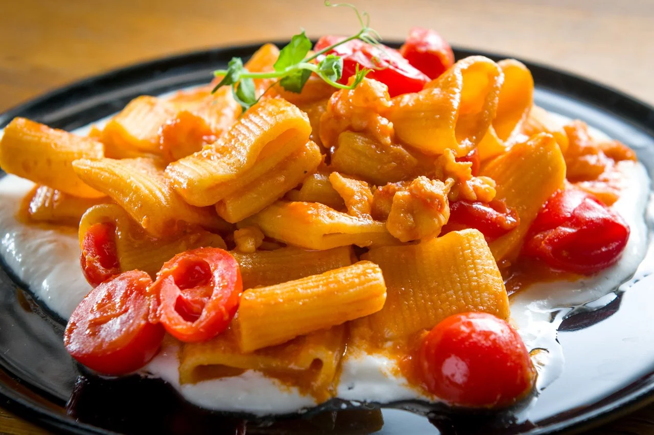 Paccheri ai gamberi con crema di burrata dell'Antica Osteria Feudo San Giorio.