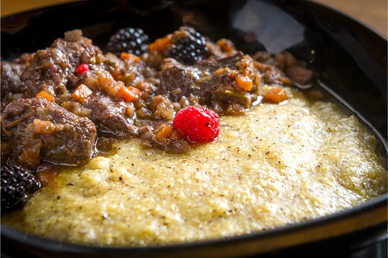 Civet di cinghiale con polenta taragna dell'Antica Osteria Feudo San Giorio.