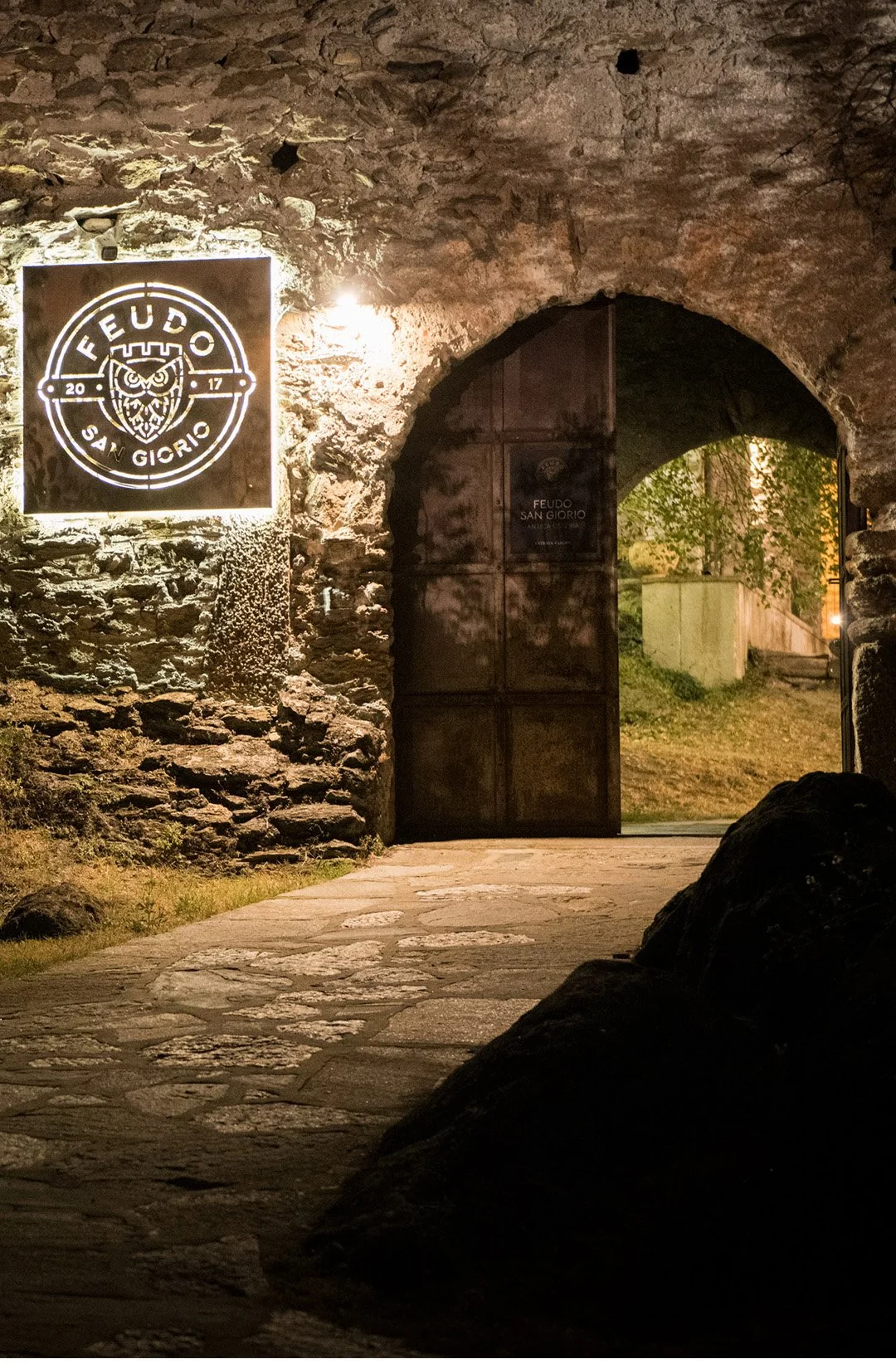 Ingresso in pietra dell'Antica Osteria Feudo San Giorio.