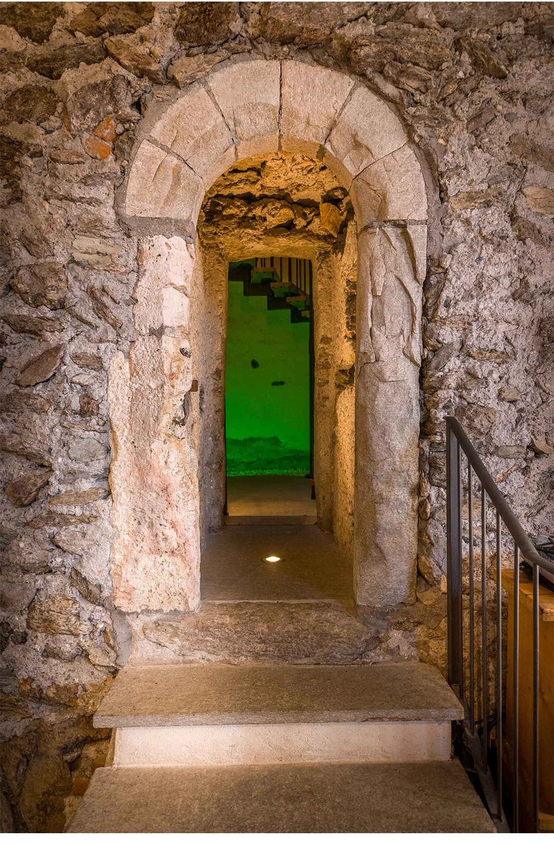 Porta in pietra che conduce alla torre del Castello dell'Antica Osteria Feudo San Giorio.