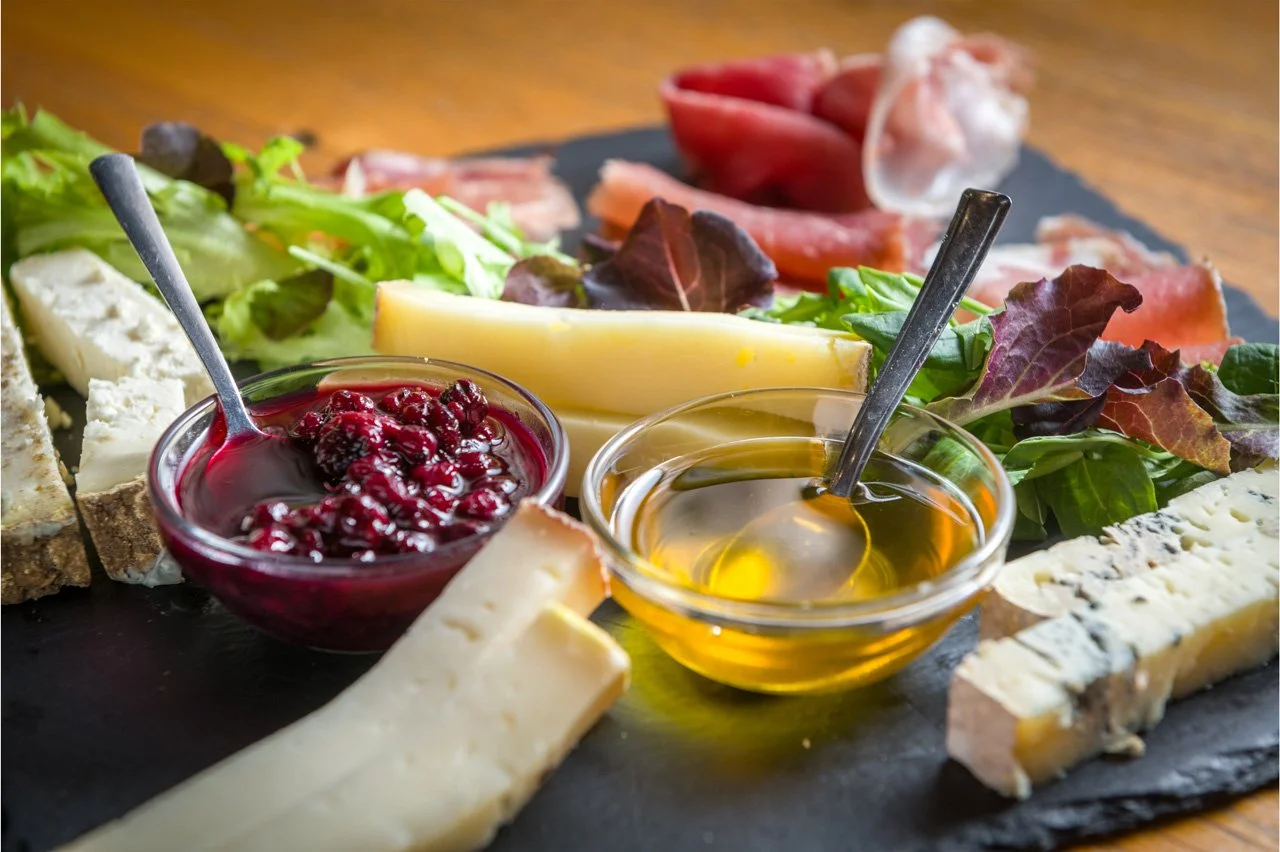 Tagliere di salumi e formaggi dell'Antica Osteria Feudo San Giorio.