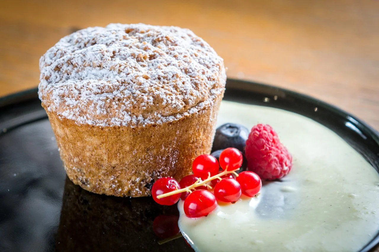 Tortino di nocciole con crema inglese dell'Antica Osteria Feudo San Giorio.
