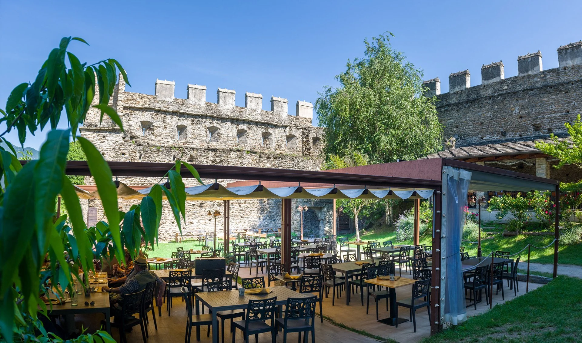Ristorante all'aperto dell'Antica Osteria Feudo San Giorio.