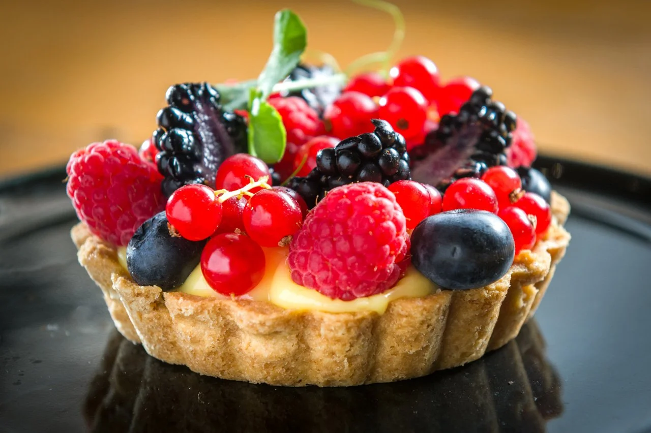 Crostatina con crema di limone e frutti di bosco dell'Antica Osteria Feudo San Giorio.