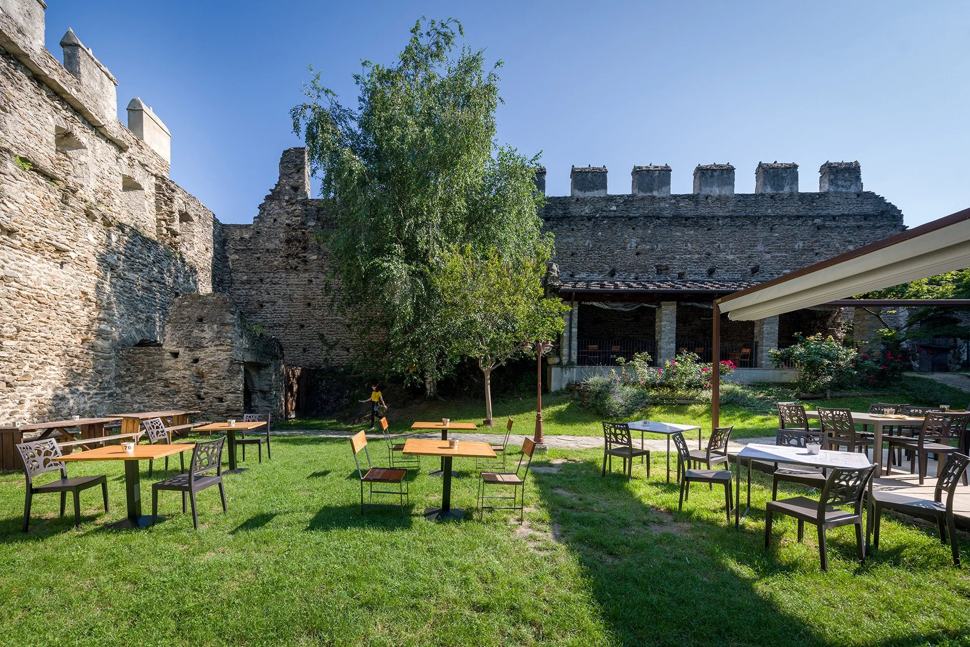 Il cortile all'aperto dell'Antica Osteria Feudo San Giorio.
