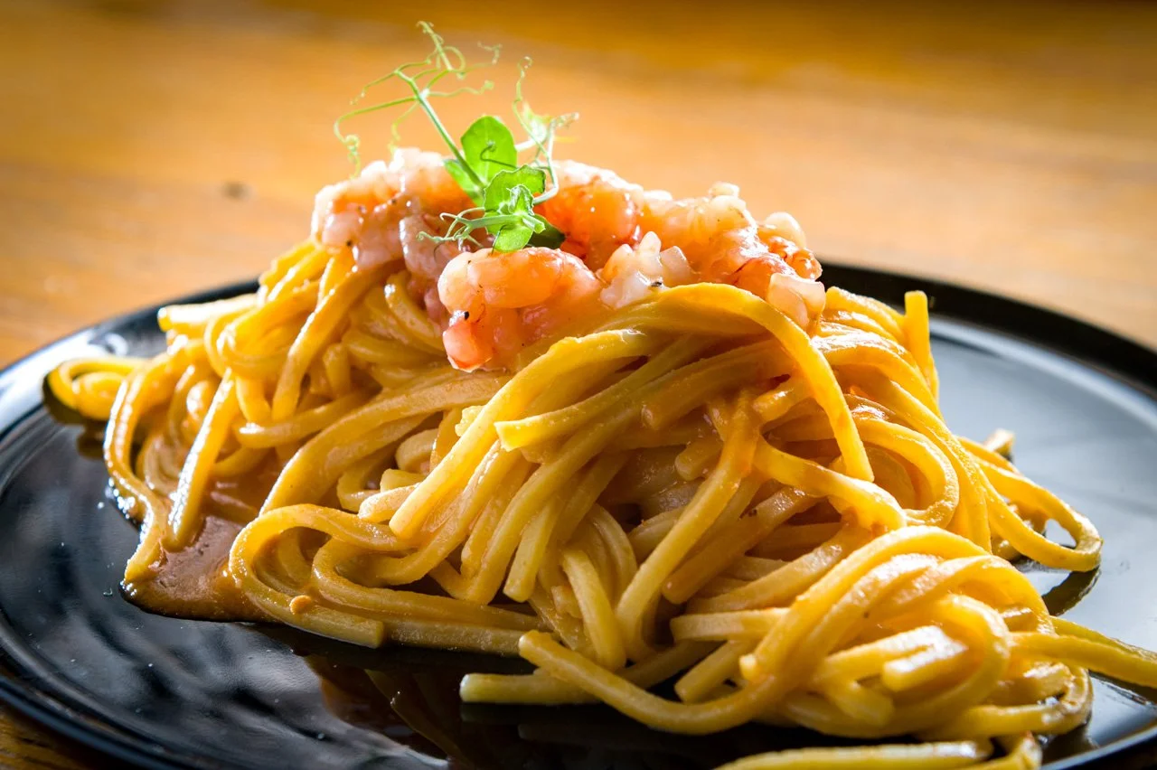 Tagliolini gamberi rossi e limone dell'Antica Osteria Feudo San Giorio.