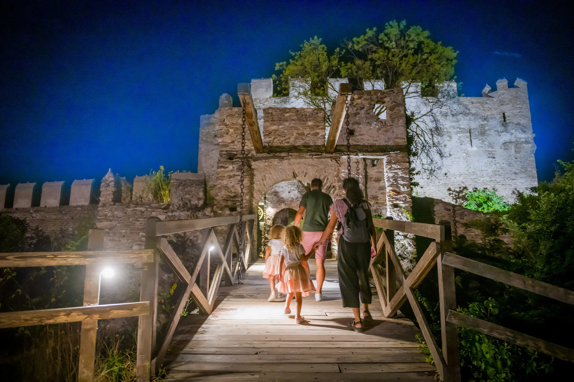 Ponte di legno visto di notte del Castello dell'Antica Osteria Feudo San Giorio.