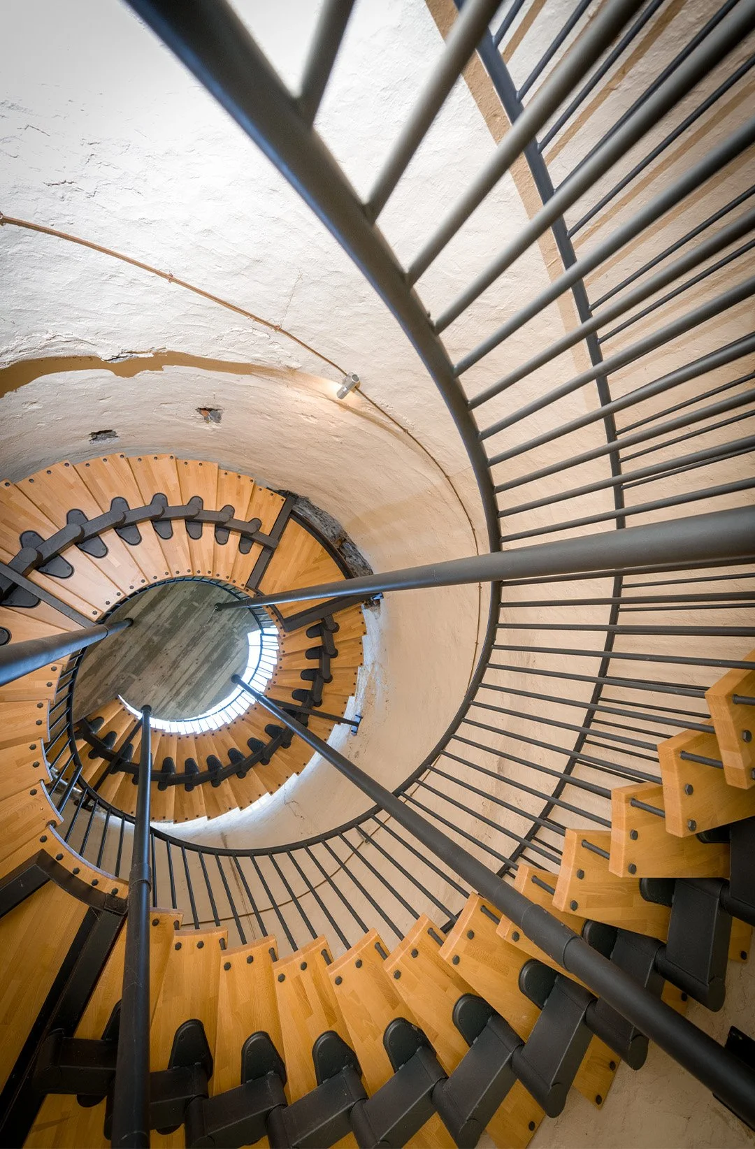 Scala a chiocciola che conduce alla cima della torre del Castello dell'Antica Osteria Feudo San Giorio.
