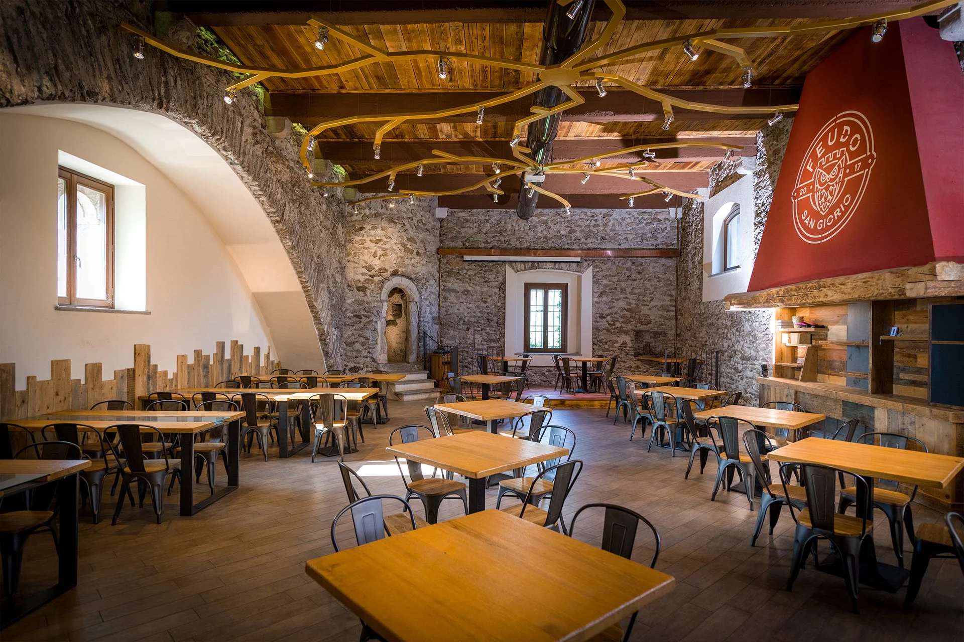 Sala interna dell'Antica Osteria Feudo San Giorio.