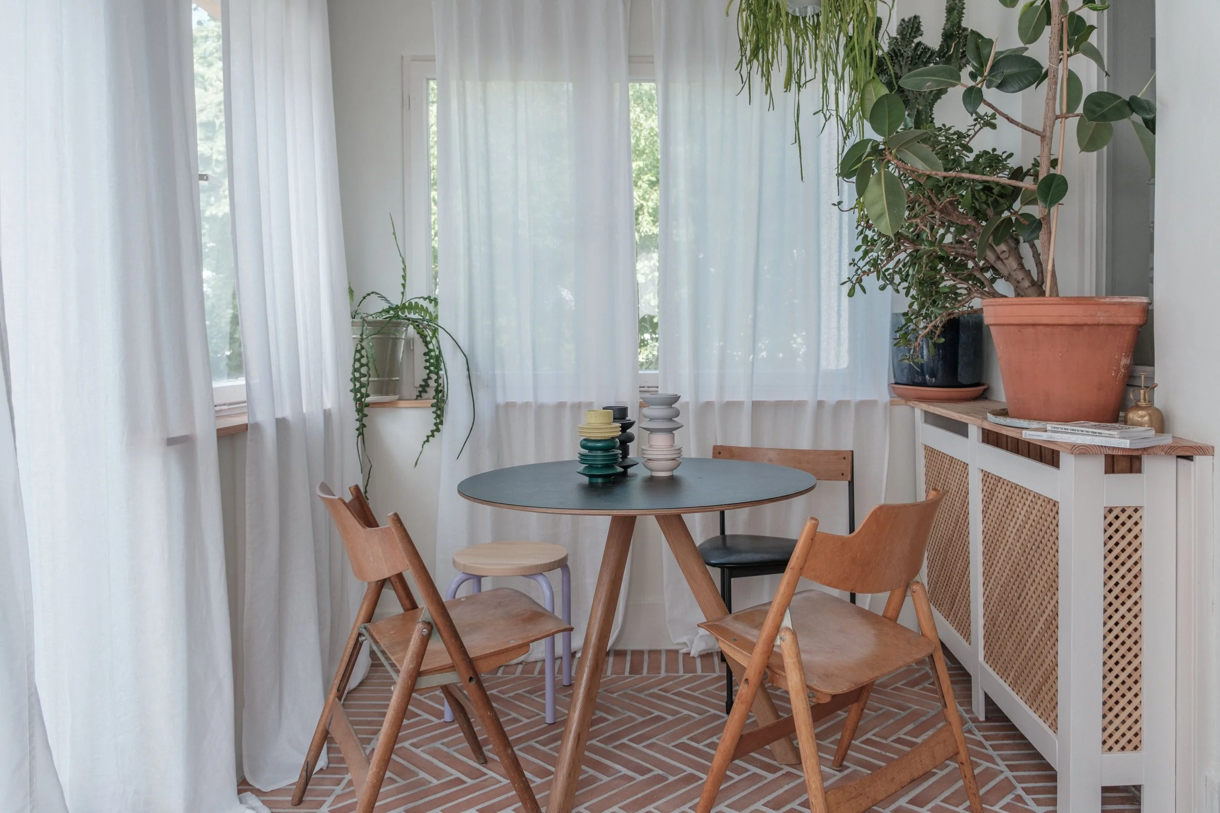 // Interior Konzept & Design // Realisierung: Boden, Wände, Heizungsverkleidung, Möbilierung ///