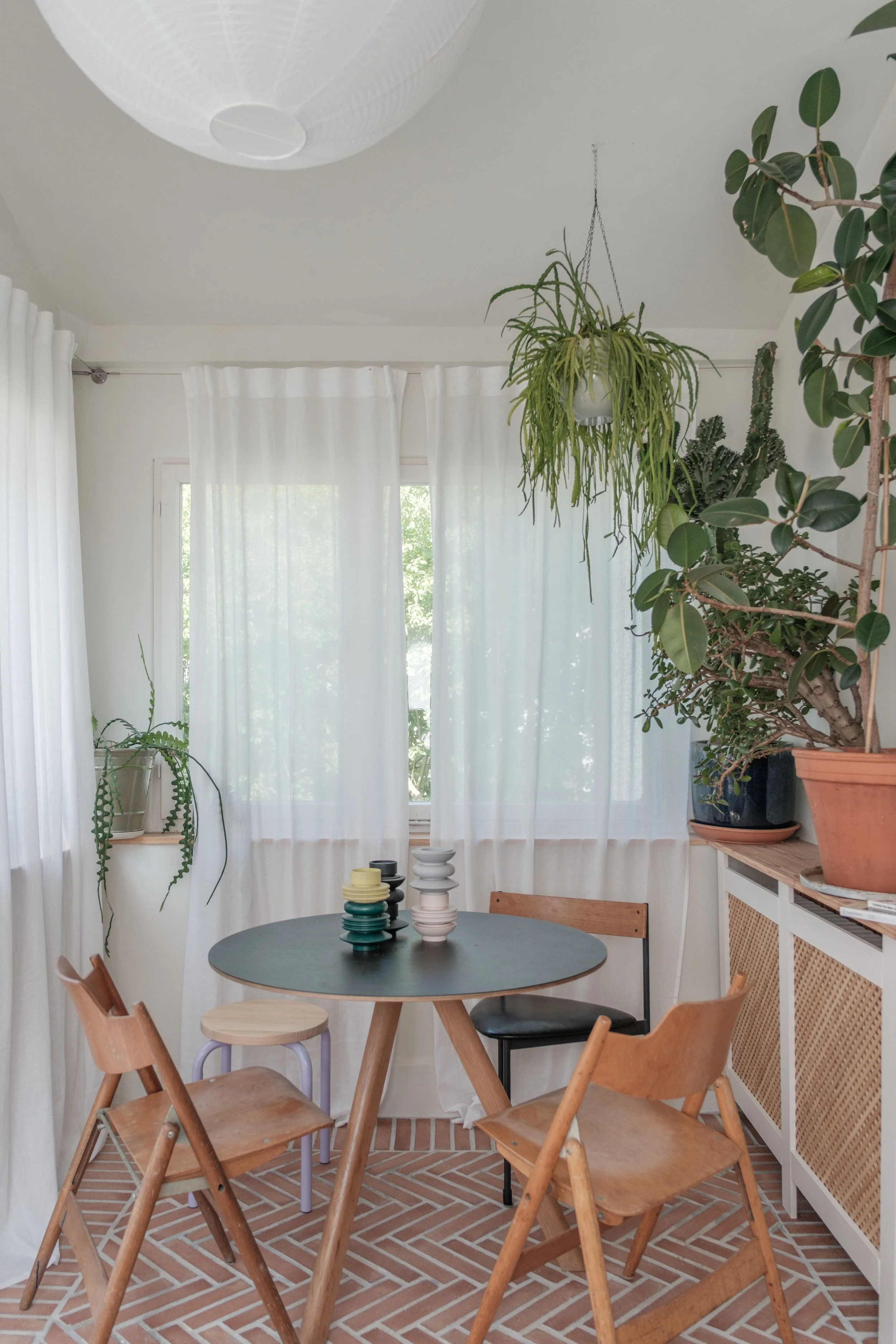 // Interior Konzept & Design // Realisierung: Boden, Wände, Heizungsverkleidung, Möbilierung ///