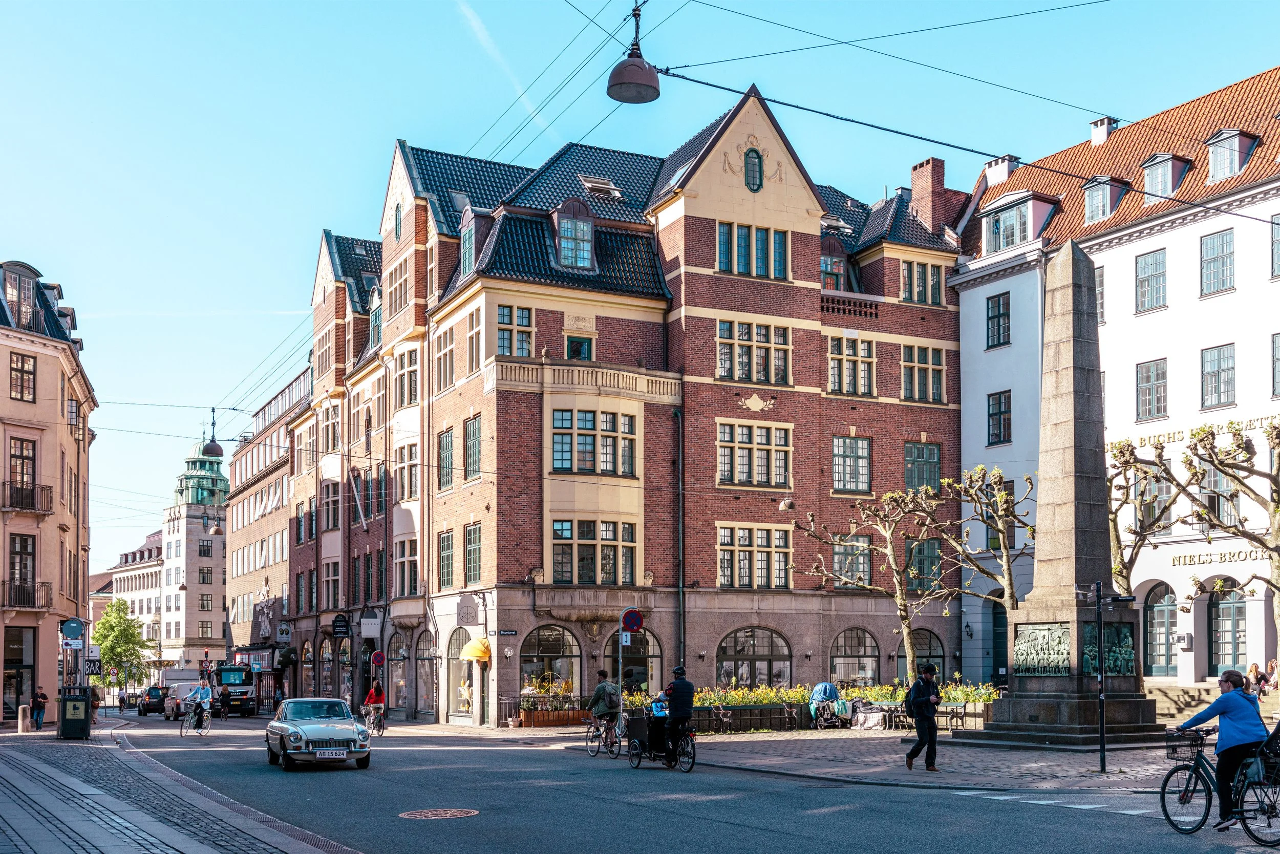 Nørregade 7 på Nørregade i Indre By, København, med markant historisk ejendom, rødstensfacade og central placering ved Vor Frue Plads.