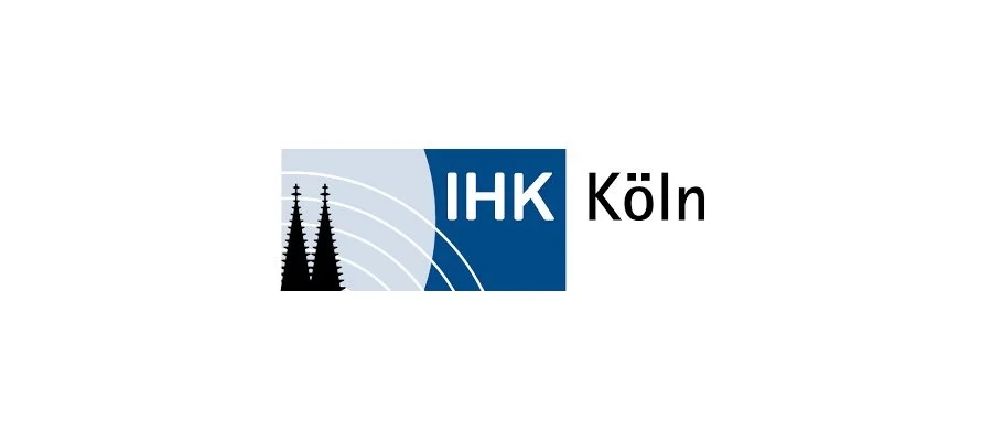 Logo der Industrie- und Handelskammer (IHK) Köln, mit stilisierten schwarzen Zwillingstürmen der Kölner Kathedrale und blauen Hintergründen.