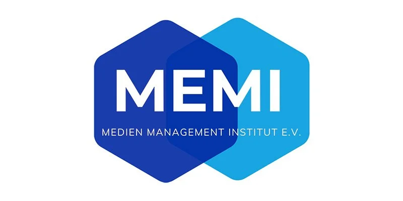 Logo des Medien Management Instituts e.V. (MEMI) mit blauen hexagonalen Formen und weißem Text.