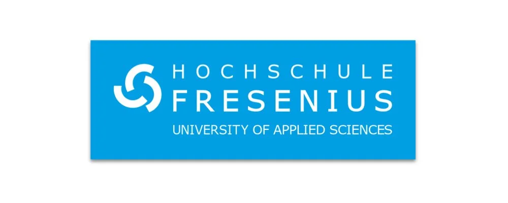 Logo der Hochschule Fresenius mit blauer Hintergrundfarbe und weißem Text