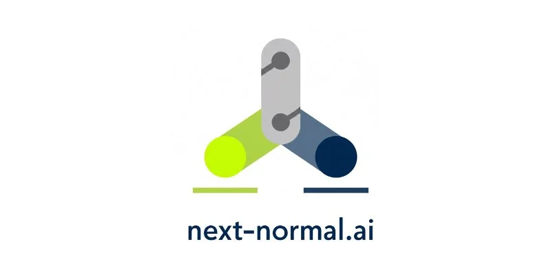 Logo mit zwei farbigen Linien und einem mechanischen Bauteil, darunter der Text 'next-normal.ai'.