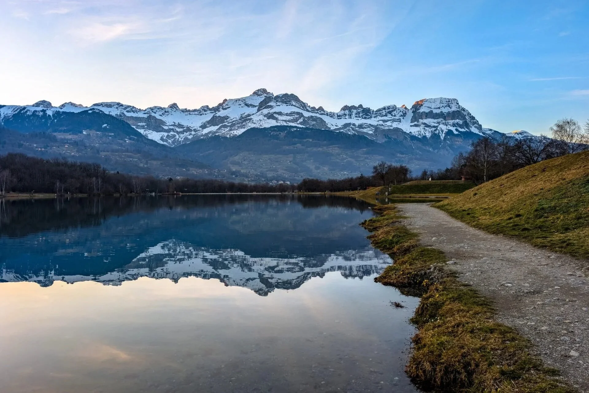 Zonsondergang-bij-het-meer-van-Lac-de-Passy-in-Domancy-Frankrijk-in-de-winter-uitzicht-op-de-berg-Blanc.jpg