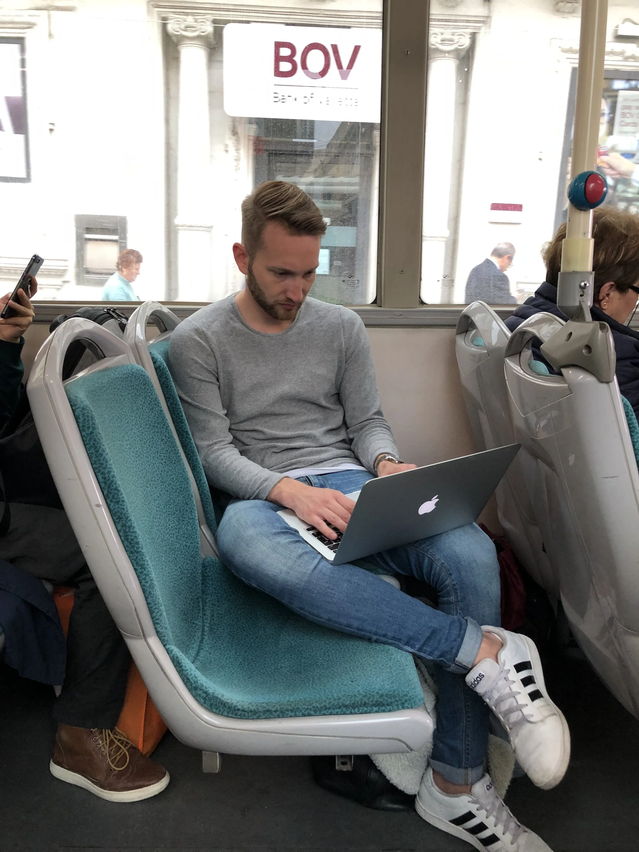 Chris mit Laptop im Bus auf Malta