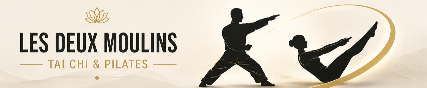 Logo de Les Deux Moulins, école de Tai Chi et Pilates, avec silhouettes de deux personnes pratiquant le Tai Chi et le Pilates.