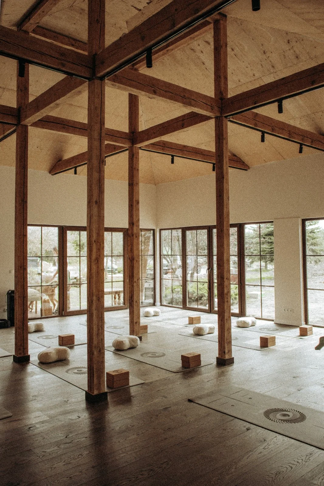 Przestronna sala do jogi i medytacji w Ananda Retreat House, przygotowana do praktyki i relaksu.