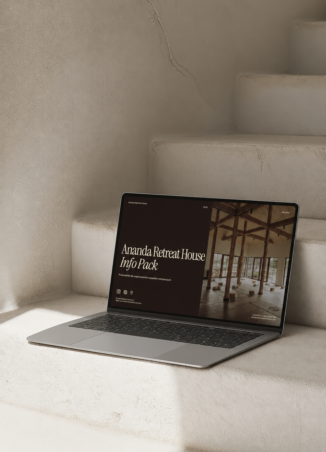Laptop z pakietem informacyjnym Ananda Retreat House.