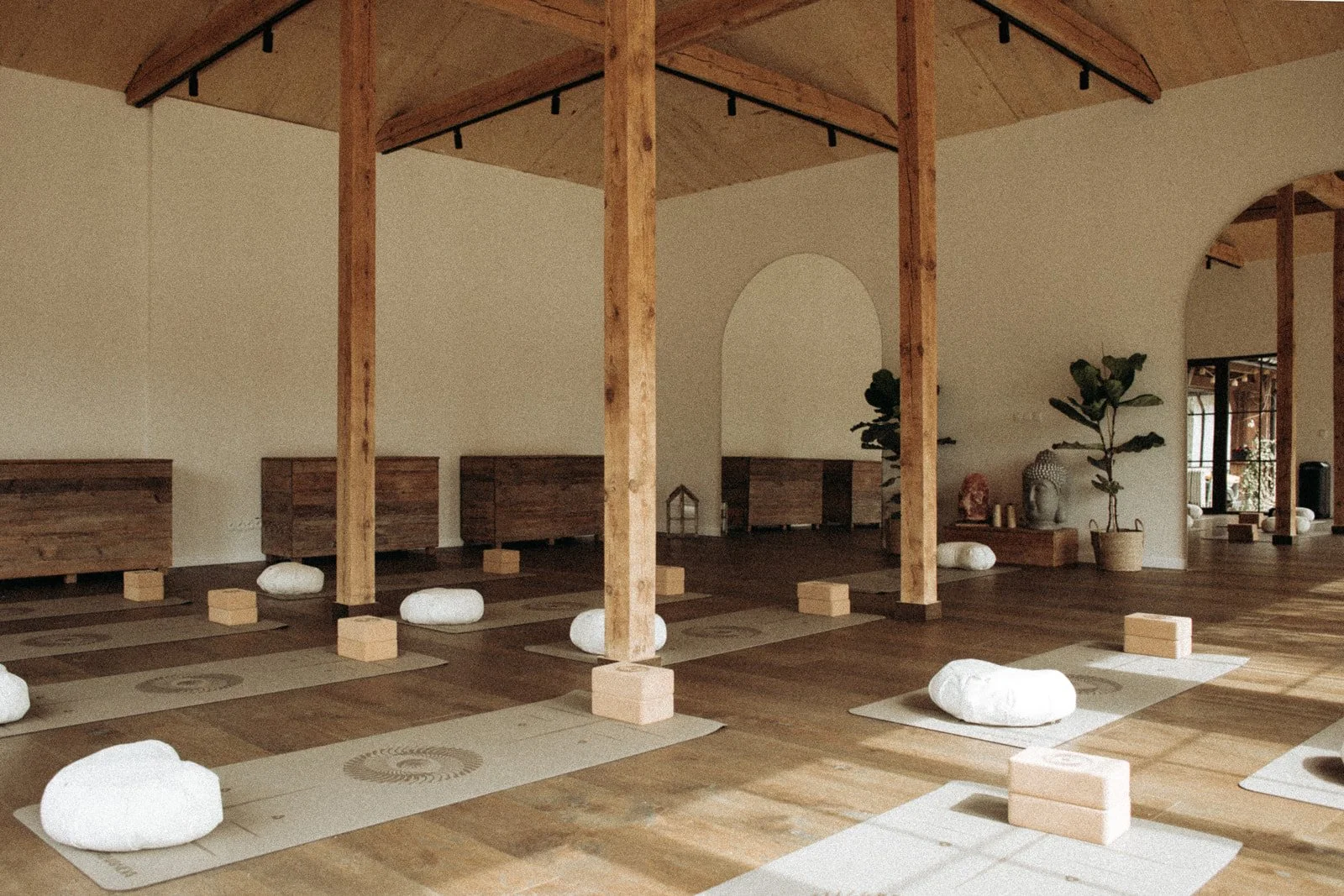 Kameralna sala do jogi i medytacji podczas retreatu w otoczeniu natury.