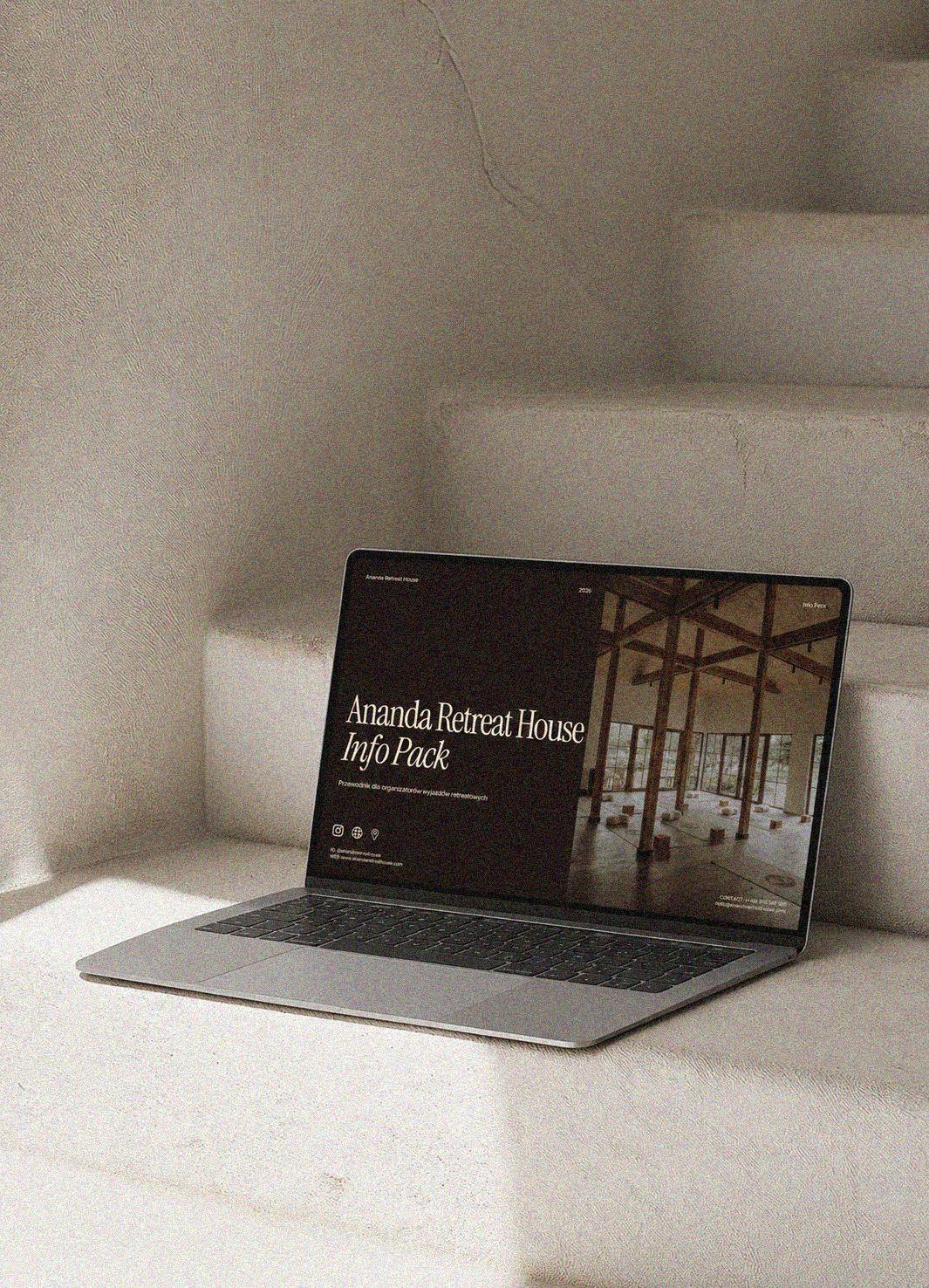 Laptop z pakietem informacyjnym Ananda Retreat House.