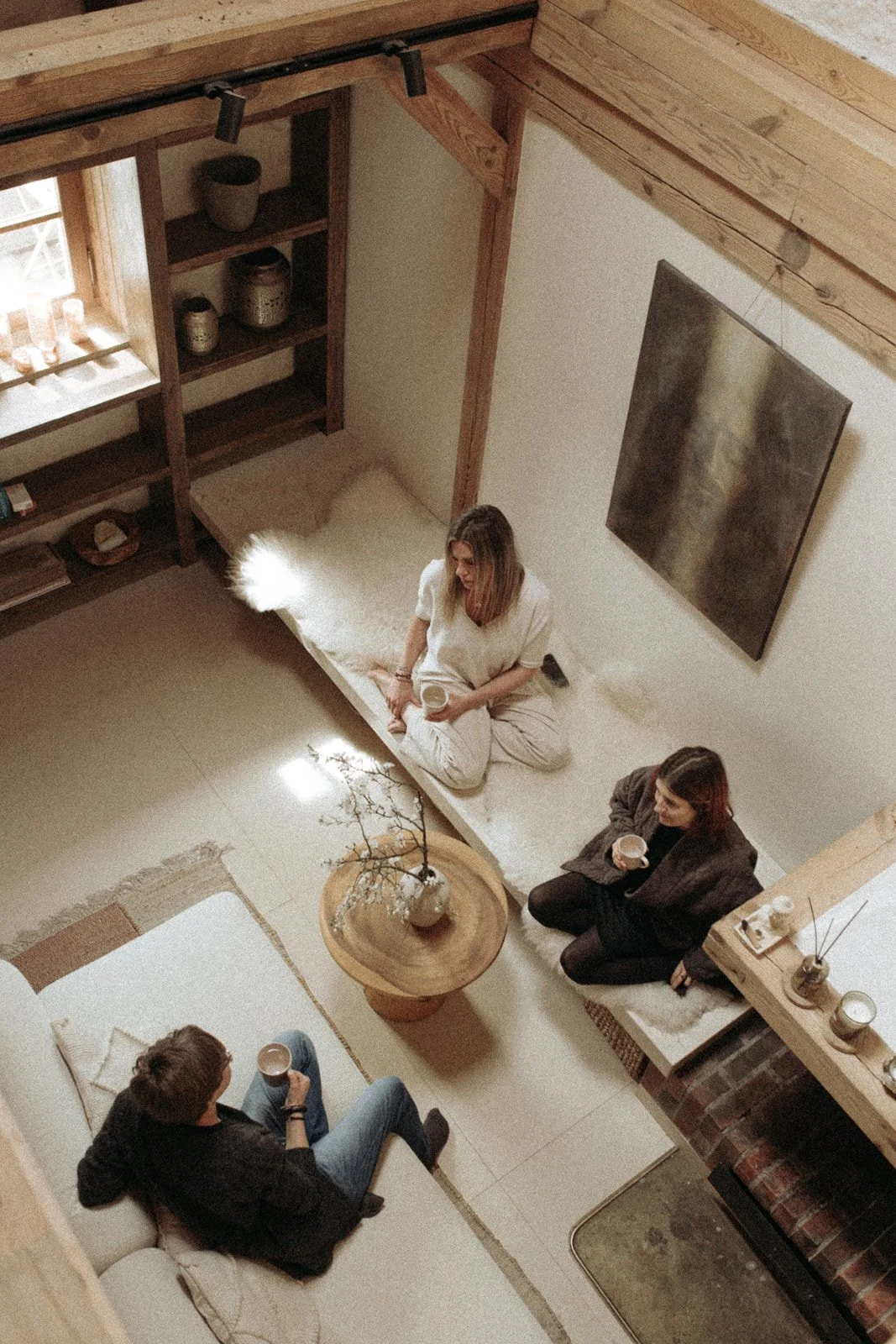 Goście Ananda Retreat House podczas wspólnego odpoczynku i rozmowy w salonie urządzonym w naturalnym stylu.
