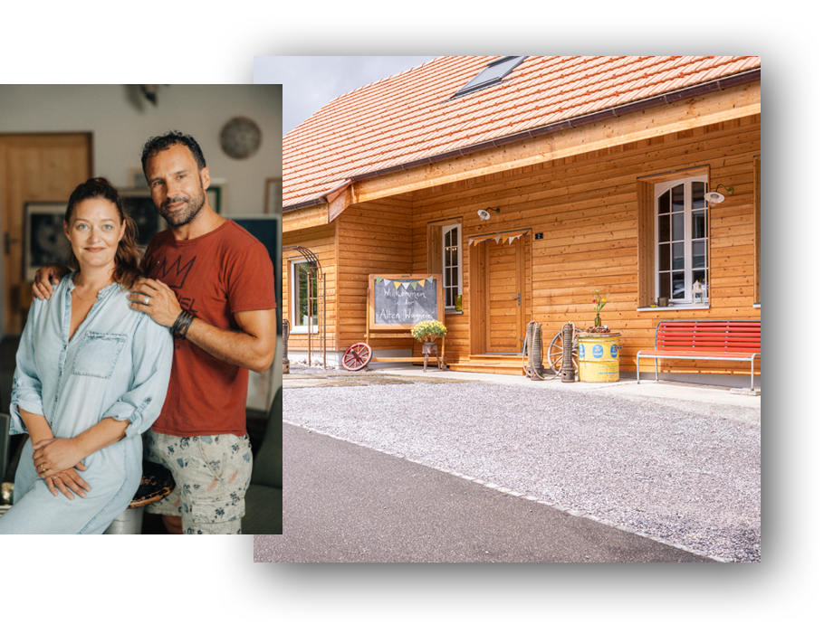 Die Alte Wagnerei mit Sitzbank vor der Tür, daneben Dekorationen wie alte Räder und eine Katze. Im Vordergrund ein Bild von Rahel und David Spielmann, die in der Alten Wagnerei sitzen.
