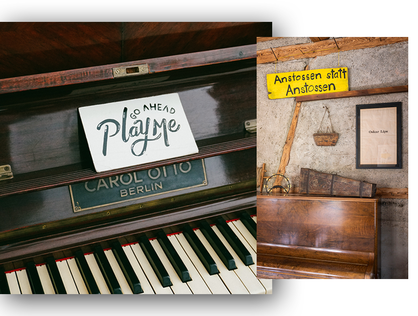 Ein Klavier mit einem Schild, das 'GO AHEAD Playme' sagt, sowie ein weiteres Schild mit der Aufschrift 'Anstossen statt Anstossen'.