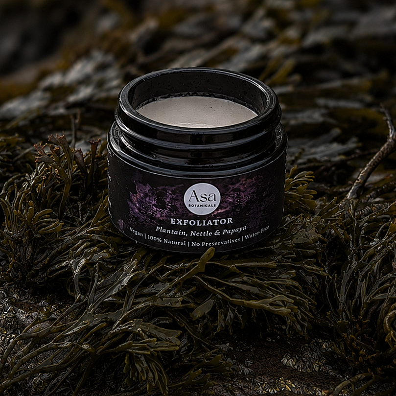  Exfoliator  
Gently exfoliates using clays and hand-ground plantain to leave skin feeling smooth.