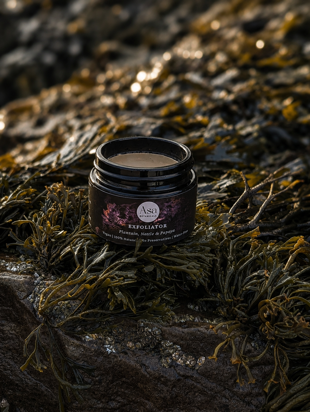  Exfoliator  
Gently smooths skin with clay and finely ground botanicals.