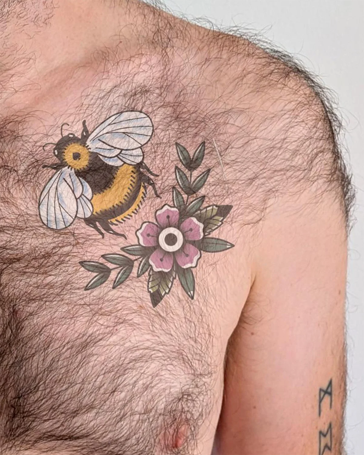 Projet avec deux tatouages de bourdons en couleur, Noa Serica