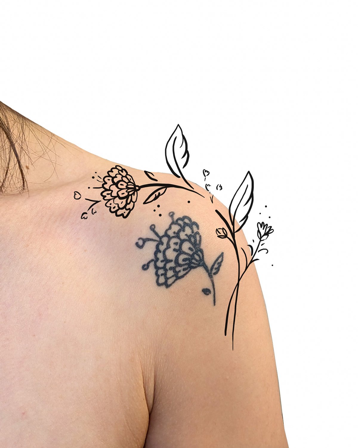 Tatouage floral épaule sur mesure, Noa Serica, tatouage floral discret
