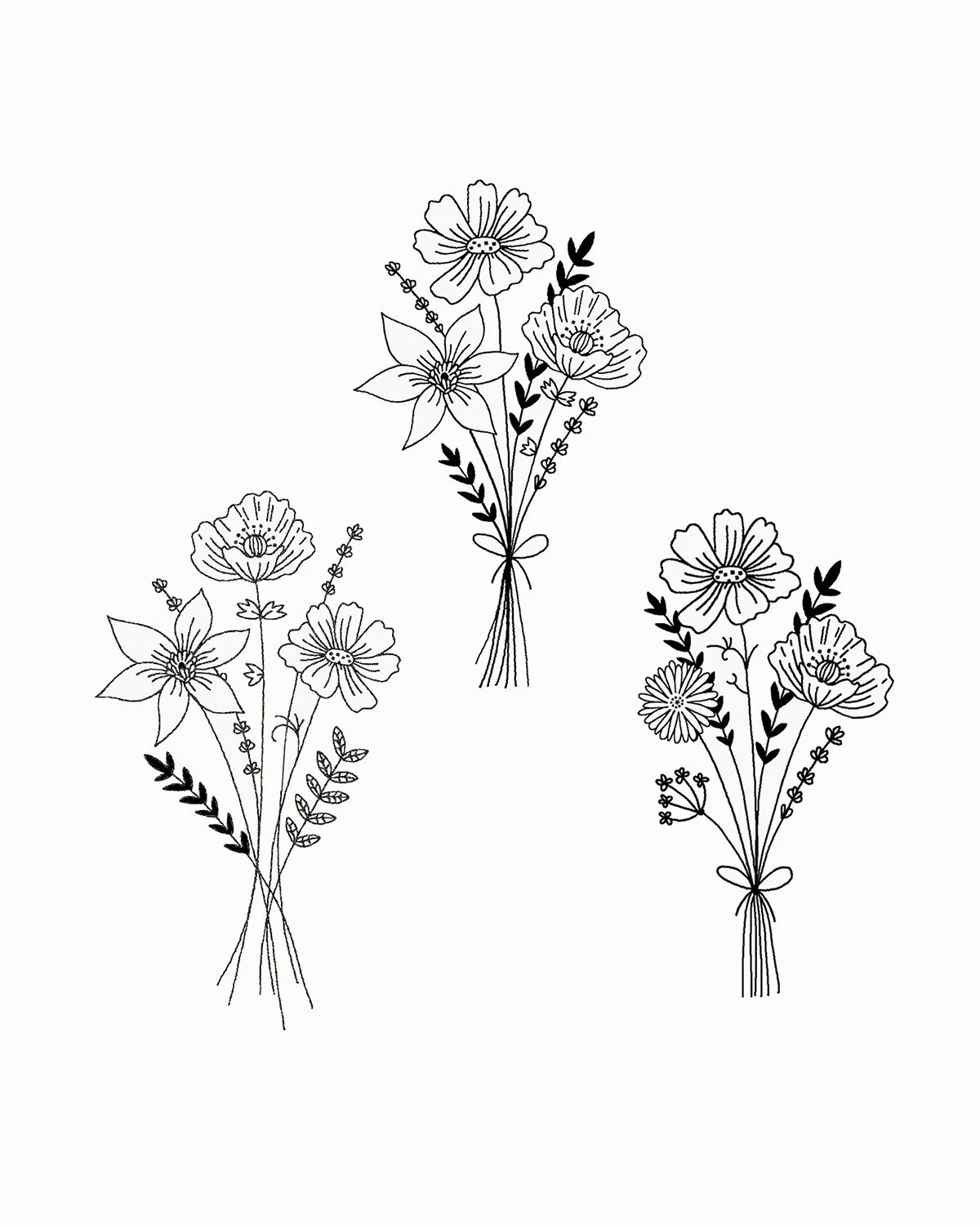 Trois bouquets de fleurs noires et blanches, chacun lié par un ruban, avec différentes fleurs et feuillages.