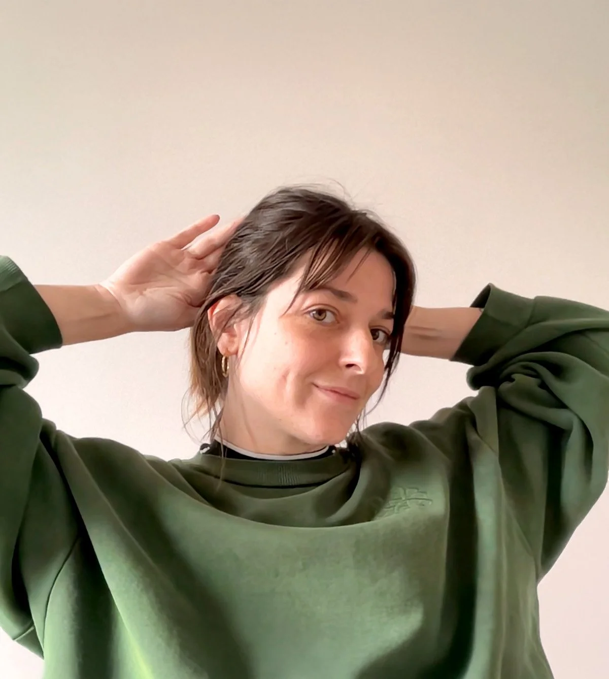 Portrait de Noa Serica, tatoueuse sur mesure de projets en noir et en couleur, fine line, blod line, illustrative, femme