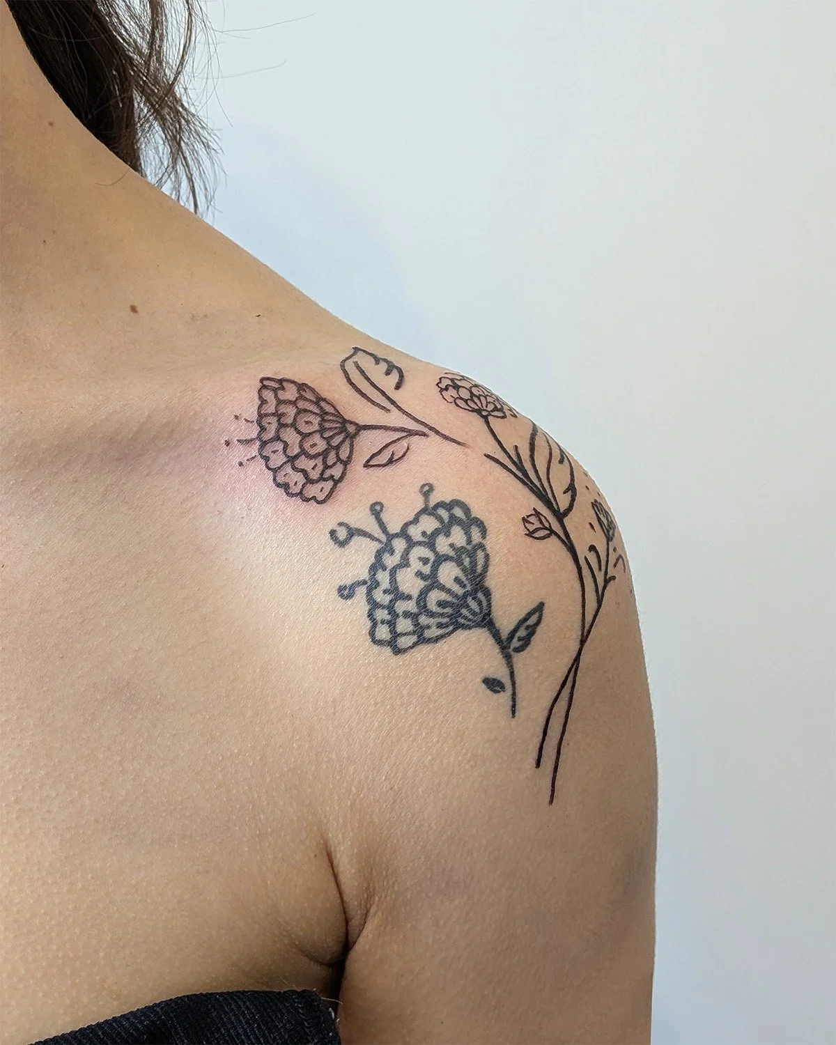 Tatouage floral épaule sur mesure, Noa Serica
