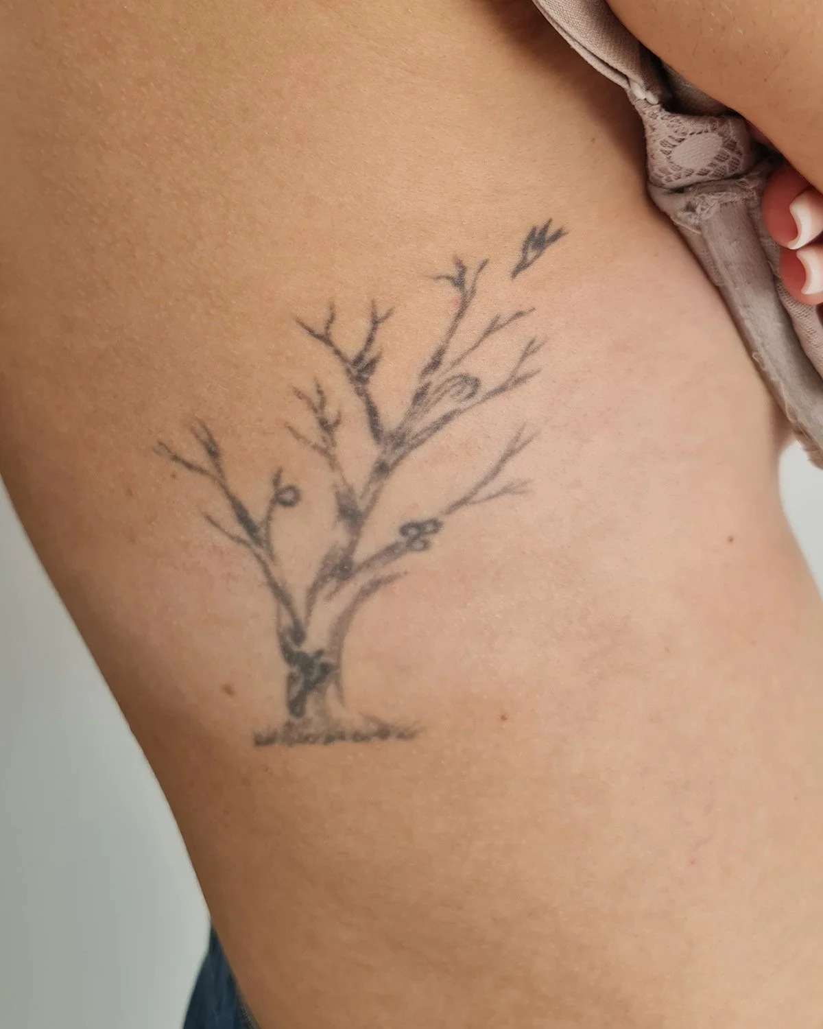 Création d'un arbre fleuri en tattoo cover, Noa Serica