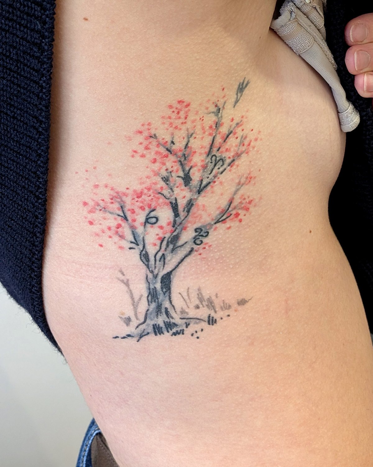 Création d'un arbre fleuri en tattoo cover, Noa Serica, créer son tatouage avec son tattoo artist