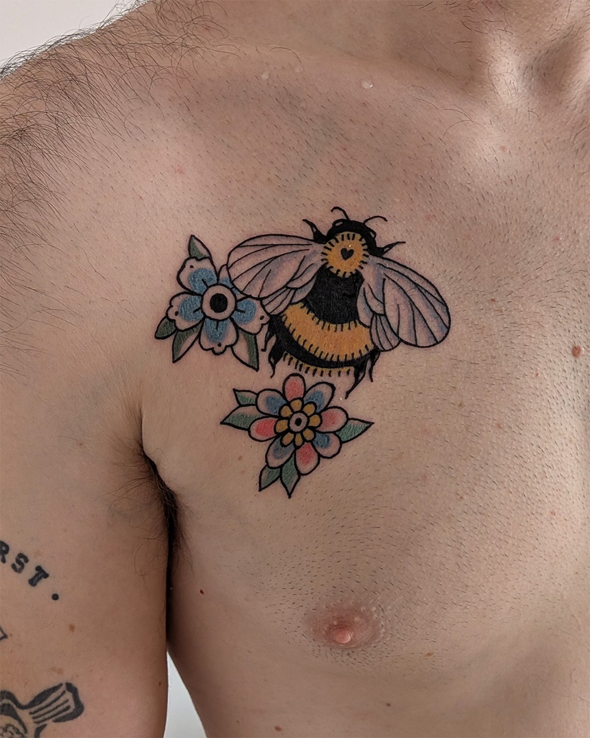 Projet avec deux tatouages de bourdons en couleur, Noa Serica, rendez-vous consultation tatouage