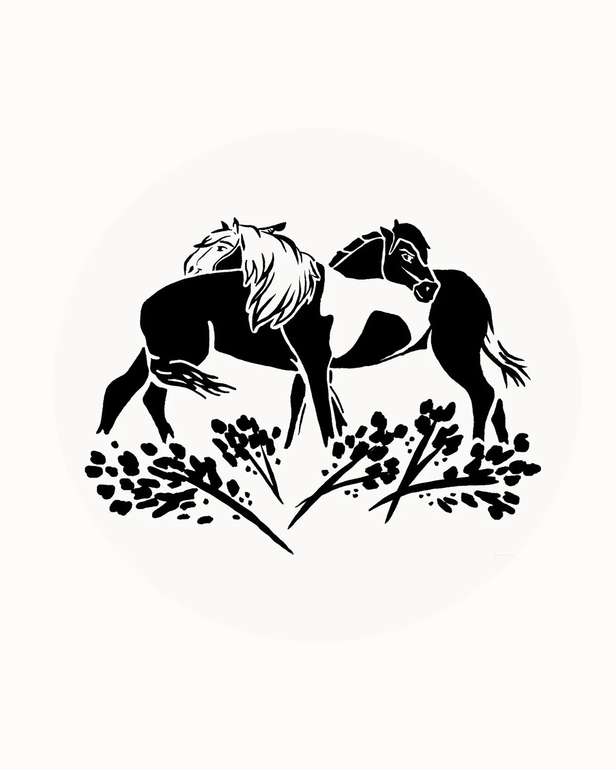 Dessin en noir et blanc de deux chevaux se toilettant ou jouant au milieu de petites plantes.