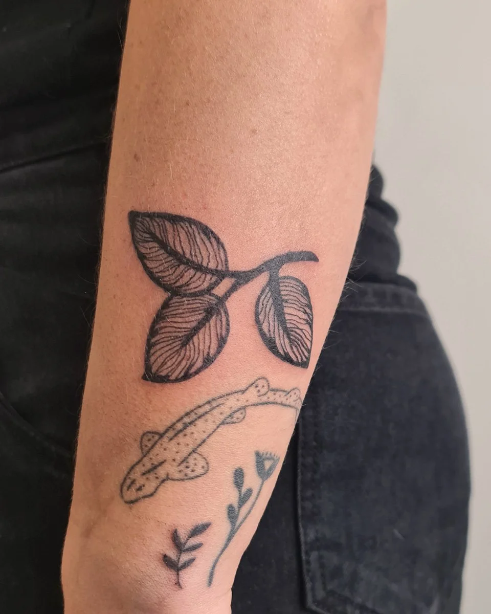 Un tatouage personnalisé de feuille, Noa Serica
