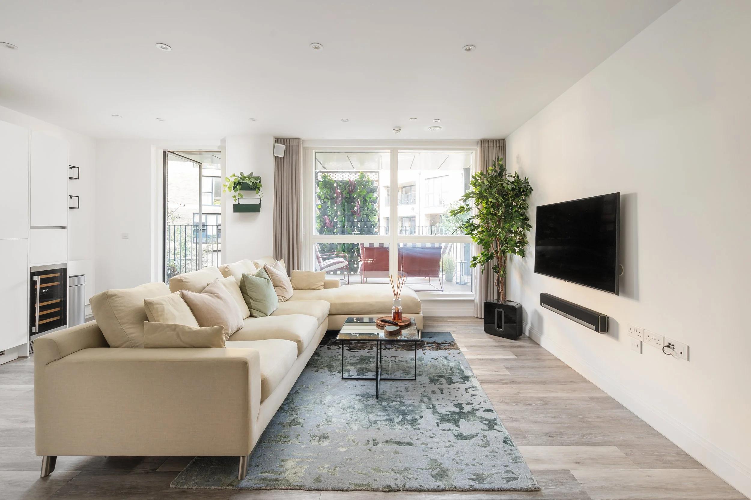 ✓ Sleeps 4

✓ Private Balcony

✓ Fast Wi-Fi

✓ Self Check-in