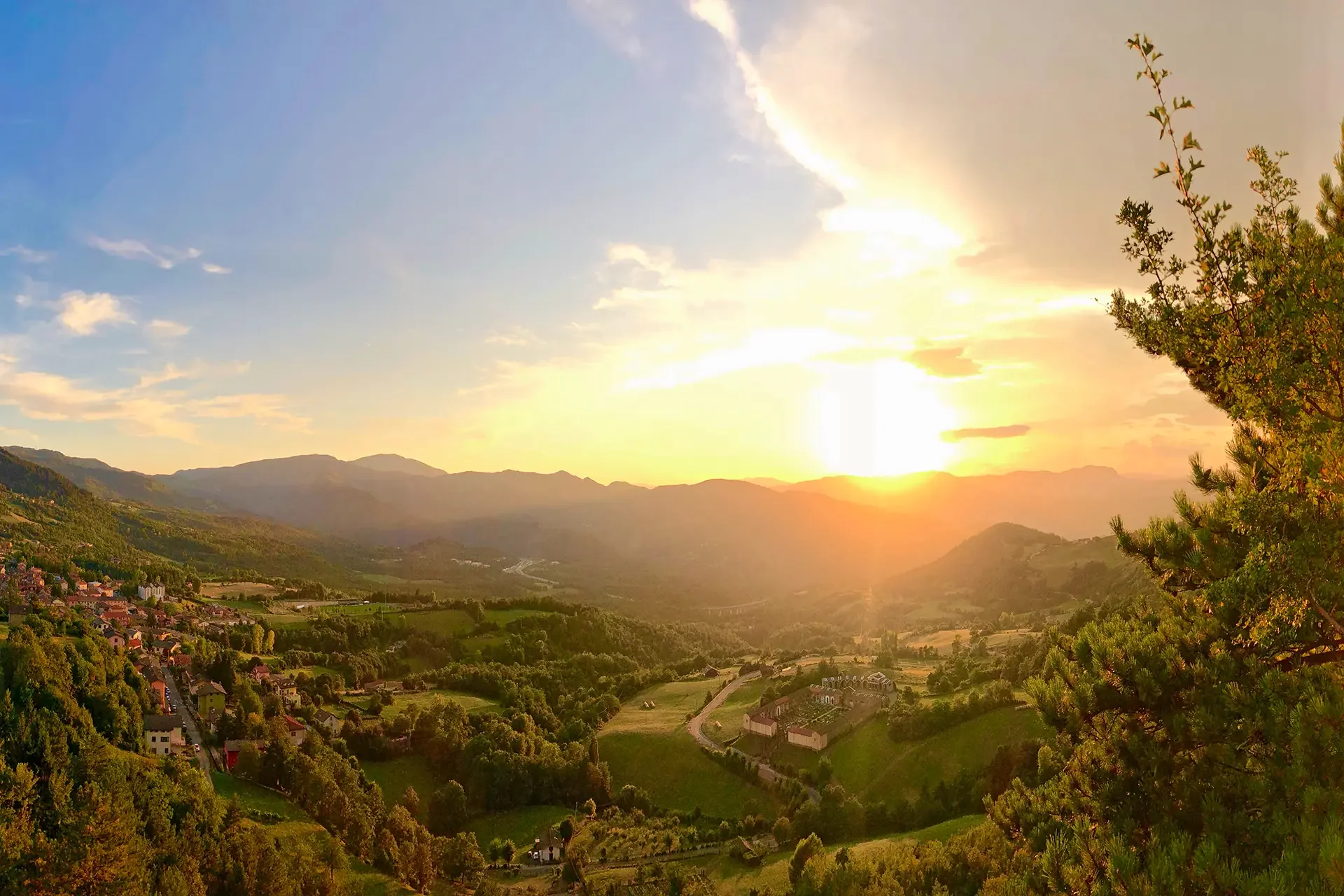Tramonto sopra Berceto e la val Manubiola.webp