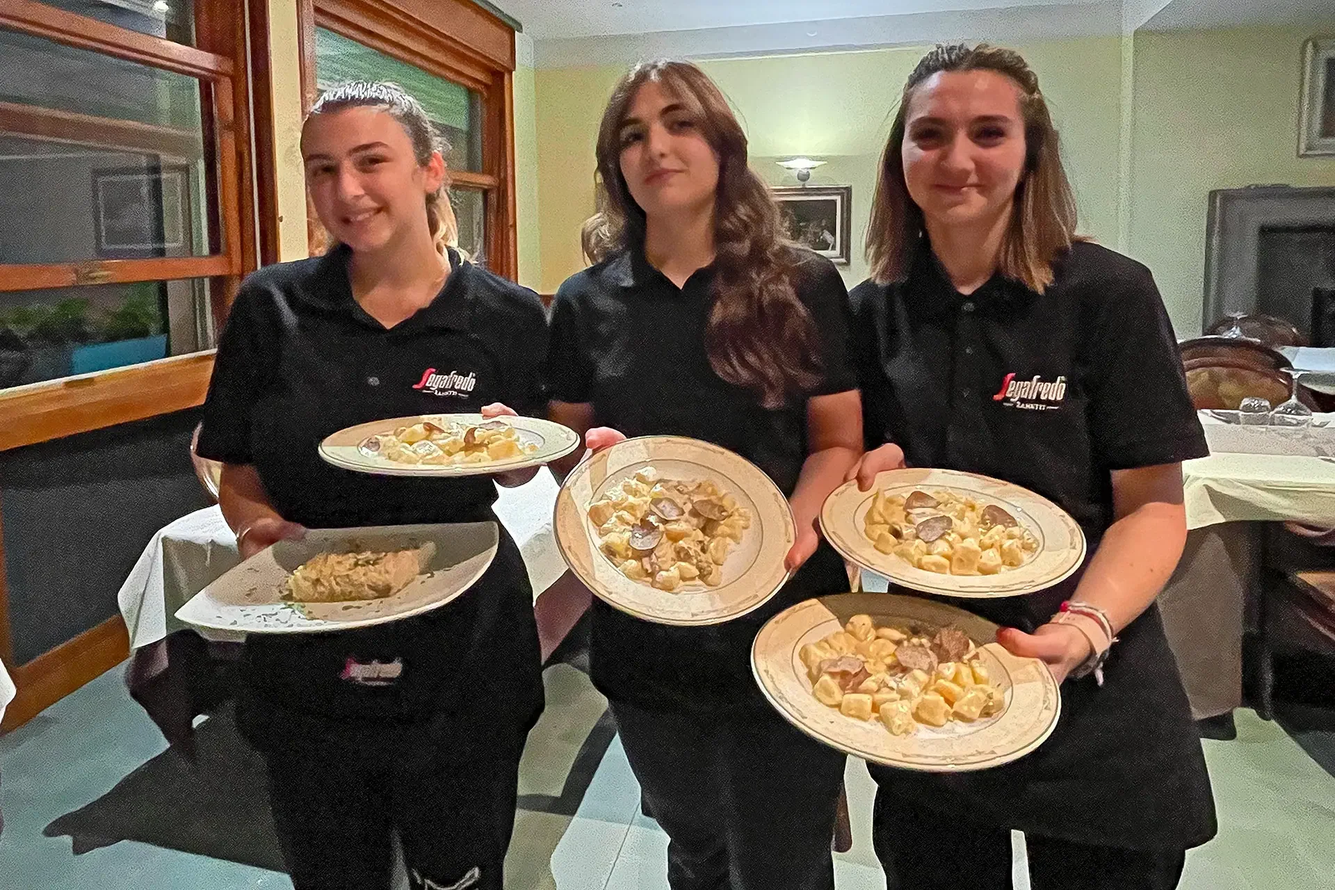 Cameriere al ristorante Da Rino Berceto