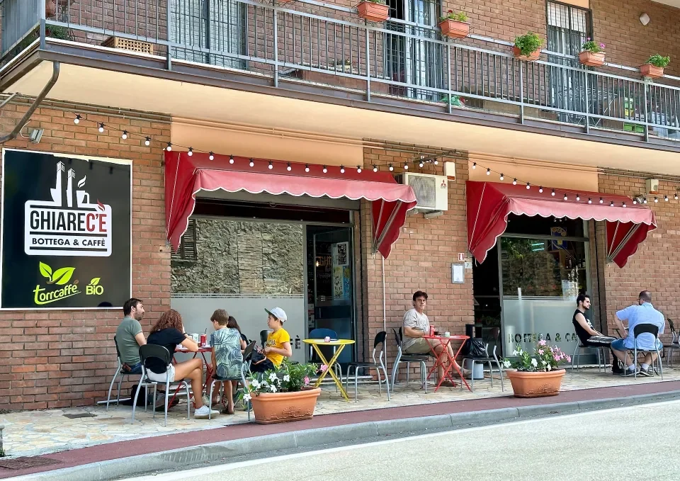 Ghiare c'è Bottega e Caffè, a Ghiare, frazione di Berceto