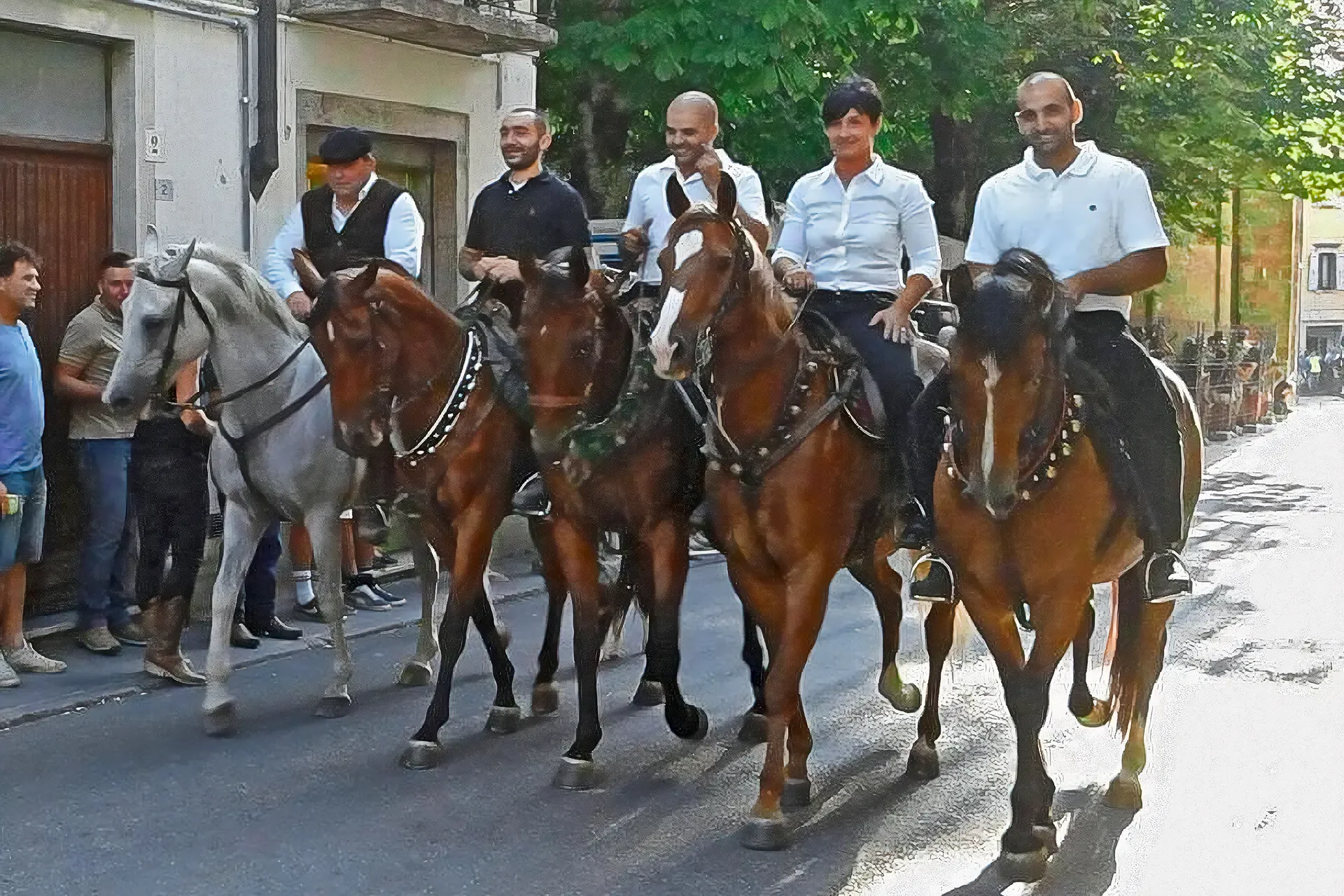 A cavallo in sfilata, durante la manifestazione Berceto Cavalli